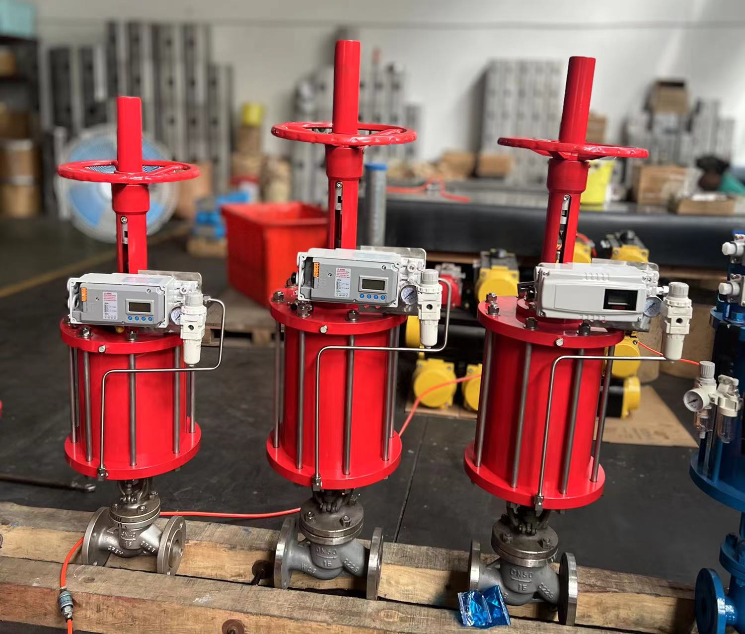 J641H-气动直行程截止阀带手轮装置